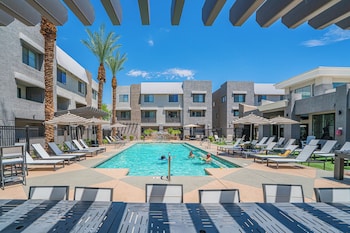 Rove Living/Kb - Zone Westgate,6610 N 93Rd Ave,4 star
