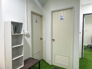 banana bunkhouse hostel