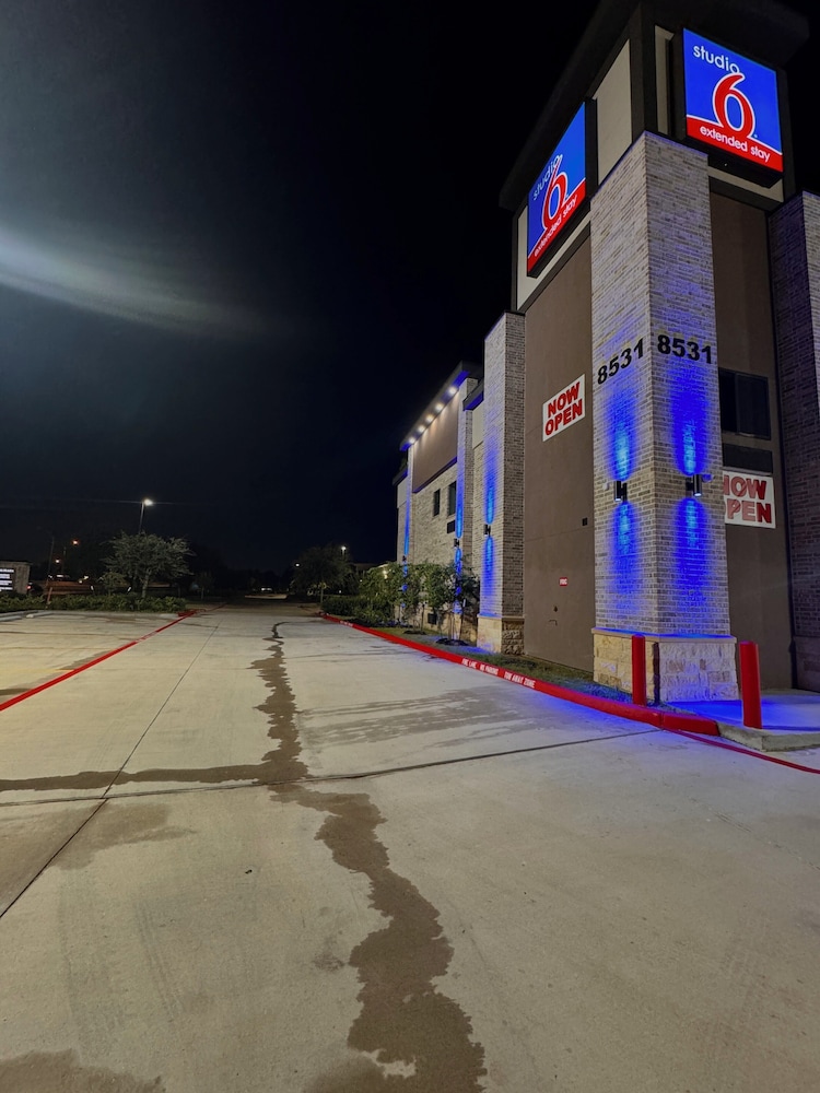 studio 6 humble tx