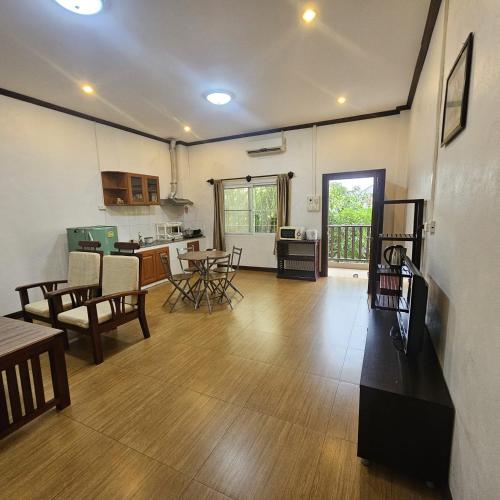 ali xayathit apartment and hotel