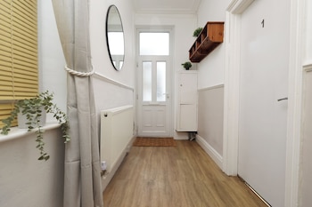Cardiff Guesthouse & On-Street Parking,,2 star