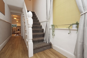 Cardiff Guesthouse & On-Street Parking,,2 star