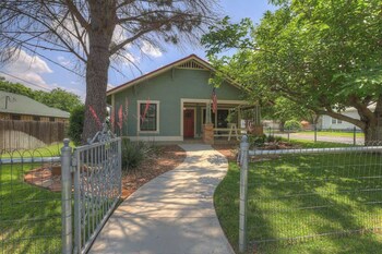 charming cottage 3 mins to downtown pet friendly