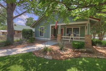 charming cottage 3 mins to downtown pet friendly