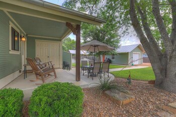 charming cottage 3 mins to downtown pet friendly