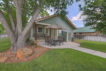 charming cottage 3 mins to downtown pet friendly