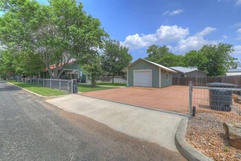 charming cottage 3 mins to downtown pet friendly