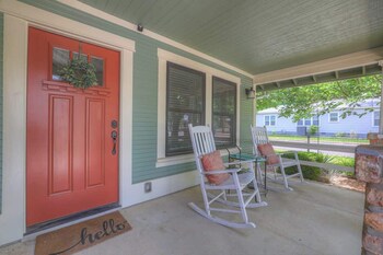 charming cottage 3 mins to downtown pet friendly