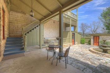 fountain suite stay right on historic main street in the heart of fredericksburg