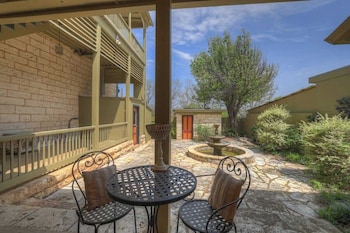 fountain suite stay right on historic main street in the heart of fredericksburg