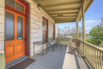 fountain suite stay right on historic main street in the heart of fredericksburg