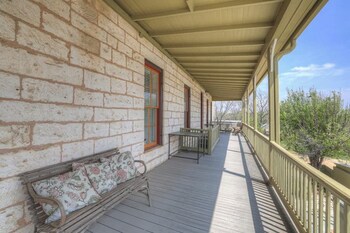 fountain suite stay right on historic main street in the heart of fredericksburg
