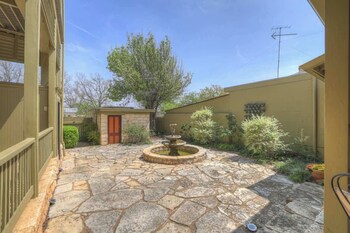 fountain suite stay right on historic main street in the heart of fredericksburg