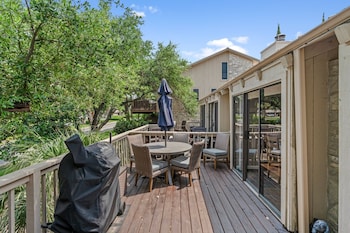 Lakeside Condo Retreat In Horseshoe Bay,101 Cove West #205,3 star