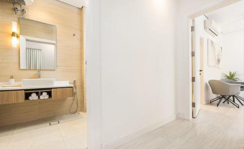 a spacious 2 br property with luxury details