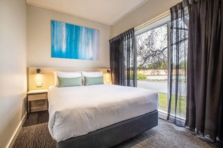 Nightcap At Excelsior Hotel,In The Suburbs,4 star