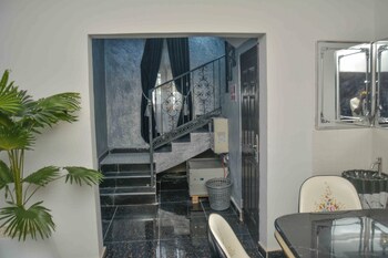 slim anyaiwe apartments
