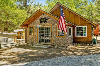 lilys bear cabin 2544