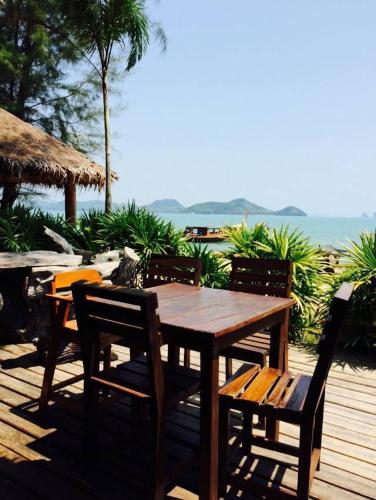 thiw son beach resort