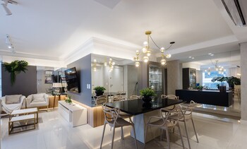 sophisticated 3br apt 200m from beach seo0702