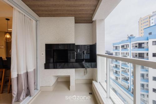 sophisticated 3br apt 200m from beach seo0702