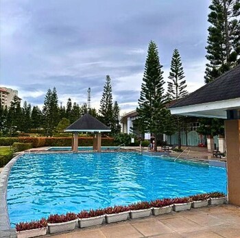 need place to stay in tagaytay book now