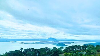 need place to stay in tagaytay book now
