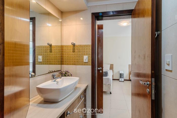 seaview apt w bbq 50m from beach att0602