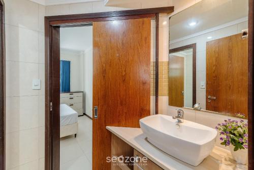 seaview apt w bbq 50m from beach att0602