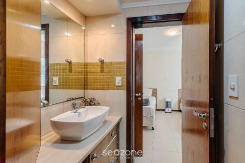 seaview apt w bbq 50m from beach att0602