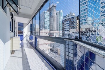Apt W/ Balcony 150M From Sea Meia Praia Rcb405,,2 star