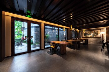 Fenghuang Yiquan River View B&B,,4 star