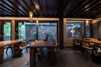 Fenghuang Yiquan River View B&B,,4 star
