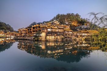 Fenghuang Yiquan River View B&B,,4 star