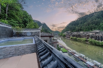 fenghuang yiquan river view bandb