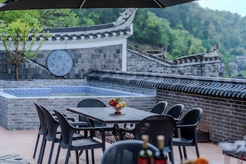 fenghuang yiquan river view bandb
