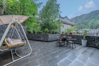 fenghuang yiquan river view bandb
