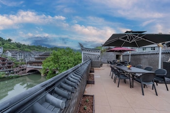 fenghuang yiquan river view bandb