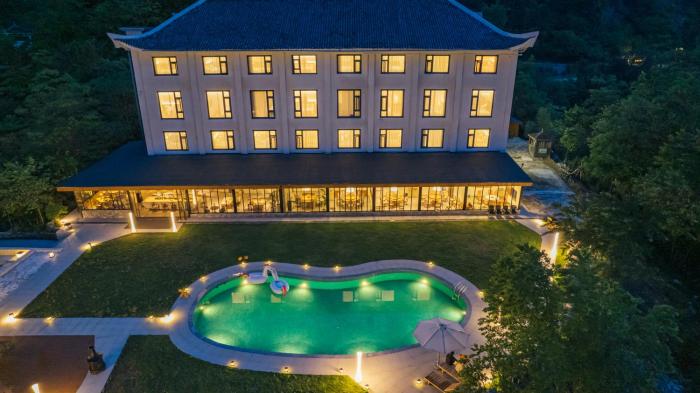 yunfu mid hill resort hotel