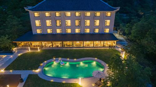 yunfu mid hill resort hotel