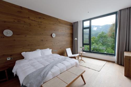 yunfu mid hill resort hotel