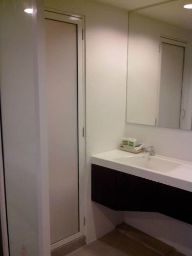 nantra ploenchit