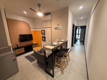 Downtown Retreat 2Br At Neu Suites,,4 star