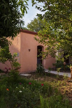 eljuneina villas