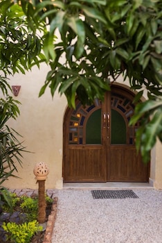 eljuneina villas