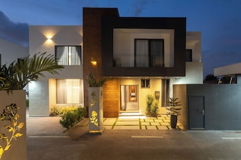 Gloria's Court-Bluewaters,,2 star