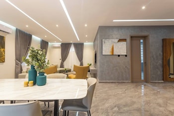 Gloria's Court-Bluewaters,,2 star