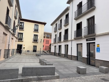 urban cube hostel granada