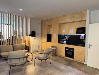 urban cube hostel granada