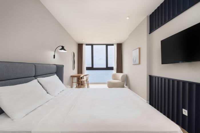 next white aparthotel official